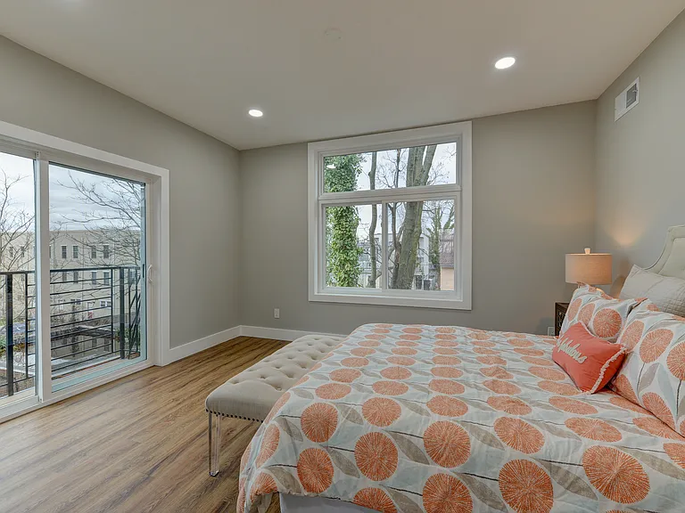135 E Springer St — Photo 36