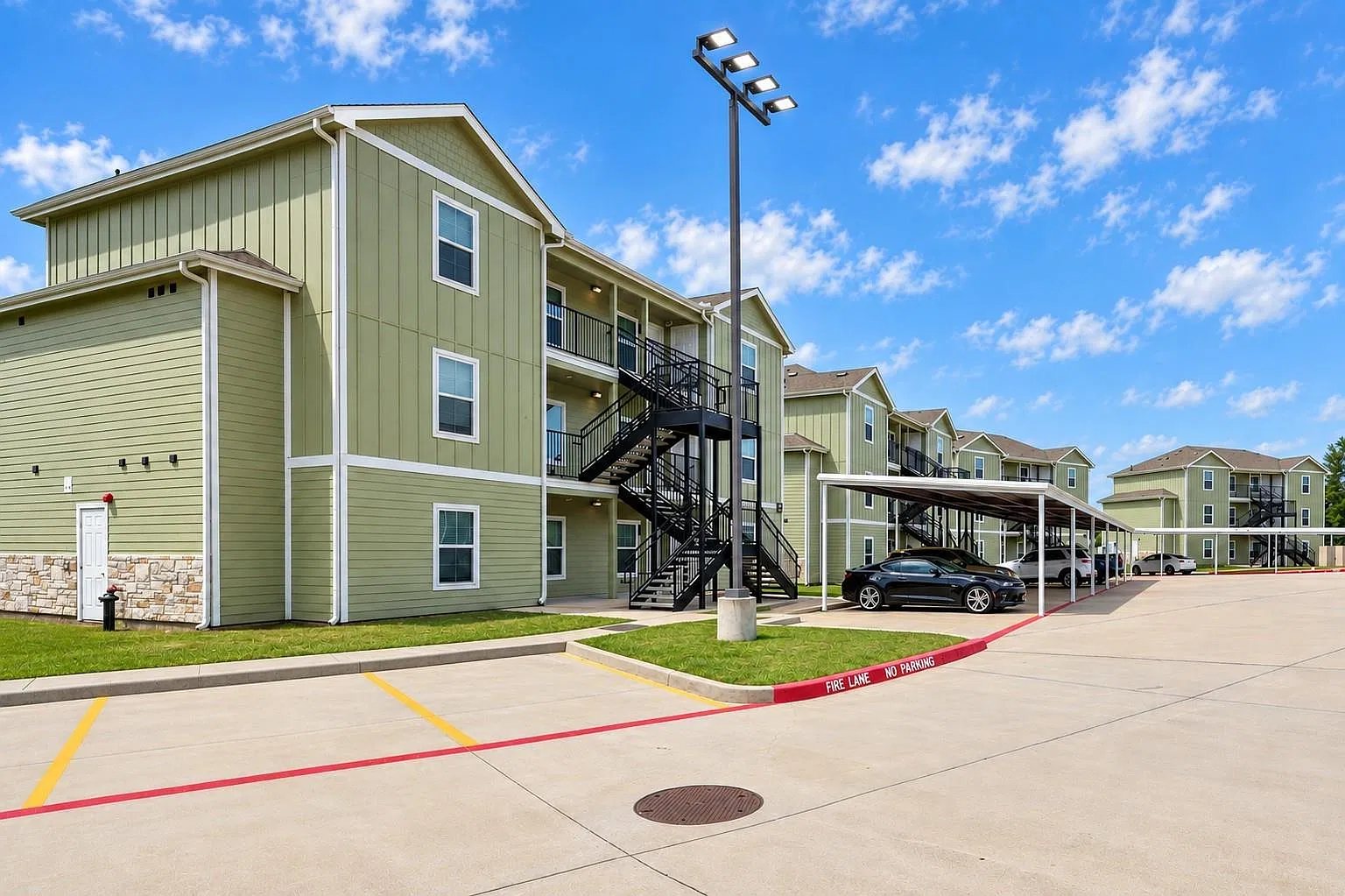 2 bed, 1.0 bath, $1,350 — Photo 3