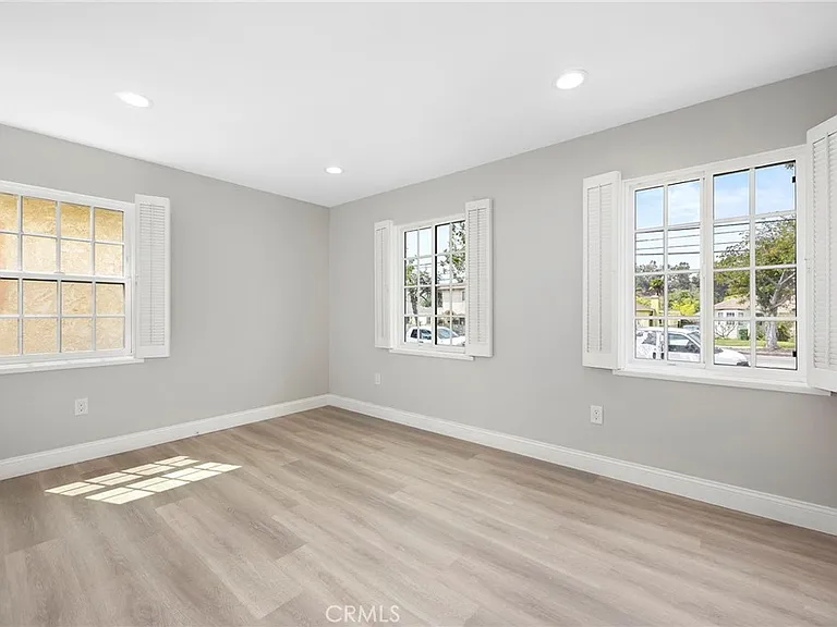 2140 N Eastern Ave — Photo 6