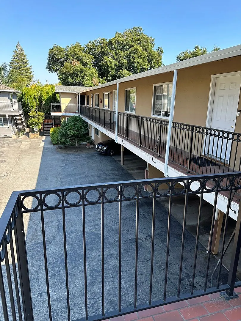 723 Menlo Avenue — Photo 3