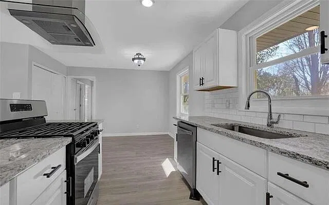 3 bed, 2.0 bath, 1075 sqft, $1,995 — Photo 3