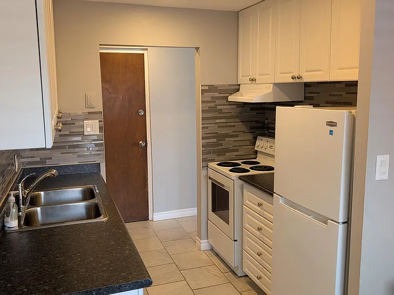 15 Bolton Ave #3 — Photo 6