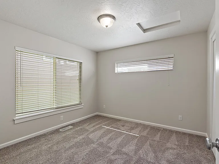 409 W Peck St — Photo 11