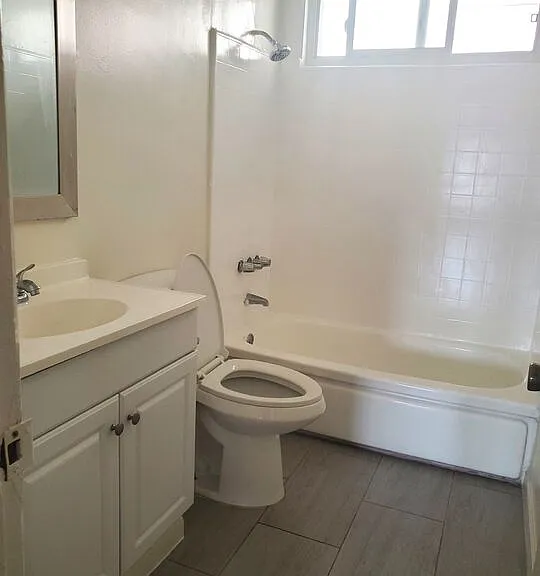 1059 S Norton Ave #10 — Photo 2