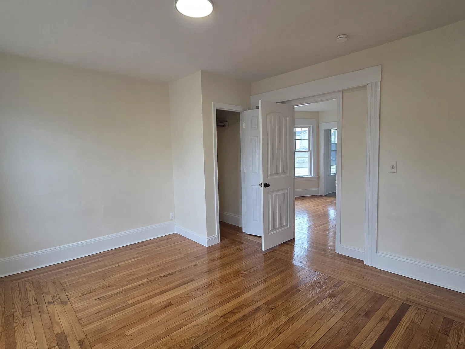 3 bed, 900 sqft, $2,300 — Photo 3
