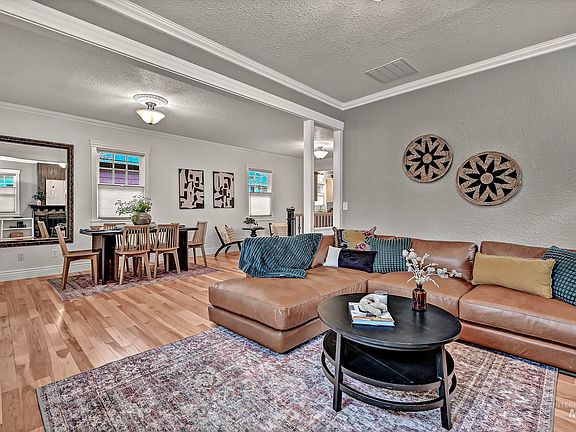 5th image of 909 W Resseguie St