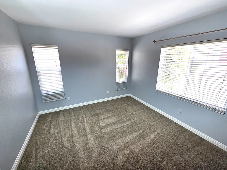 1467 Normandy Dr — Photo 9