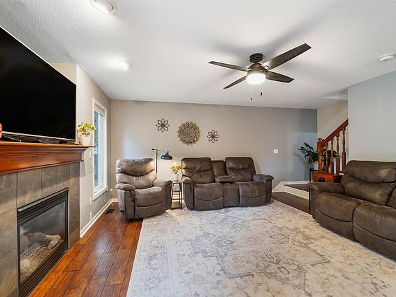 5th image of 245 SE Wildflower Ct