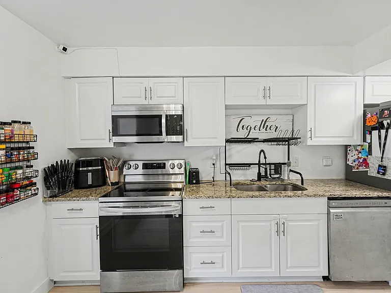 1819 Clearbrooke Dr — Photo 2