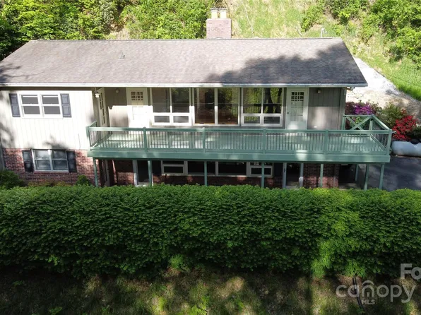 857 Country Club Dr, Maggie Valley, NC 28751