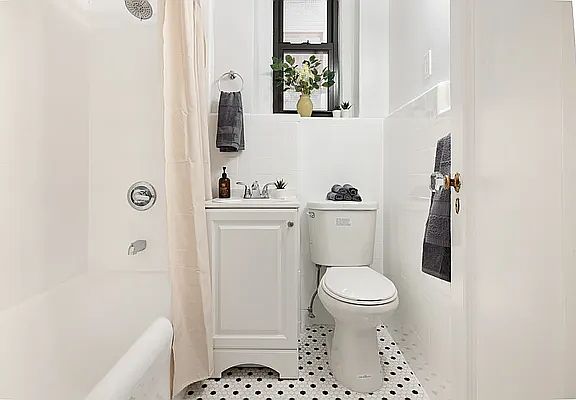 5th image of 20 W 72nd St APT 503