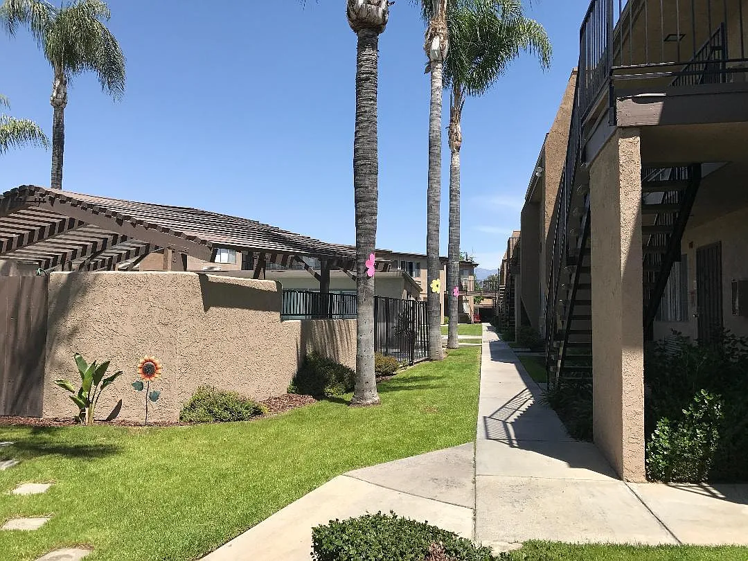 Casa Linda Apartments — Photo 2