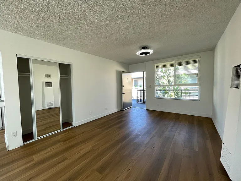 7351 Variel Ave — Photo 15