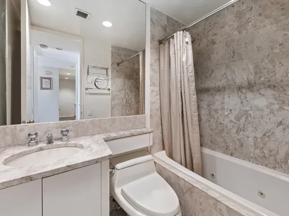 100 United Nations Plaza image 4 of 6