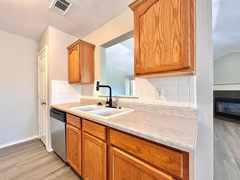 404 Mesquite Cir — Photo 12