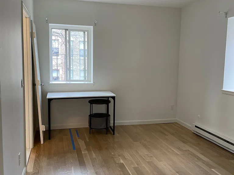 bedroom (empty)