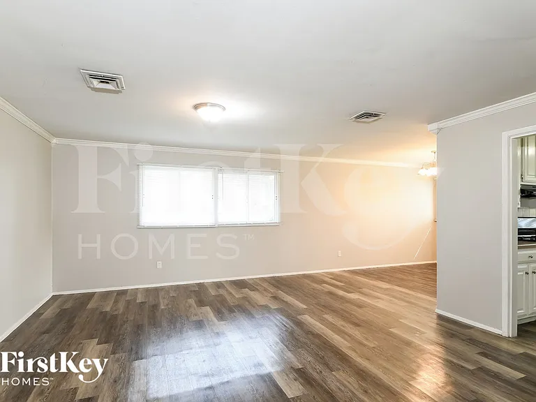 440 Durwood Dr — Photo 3