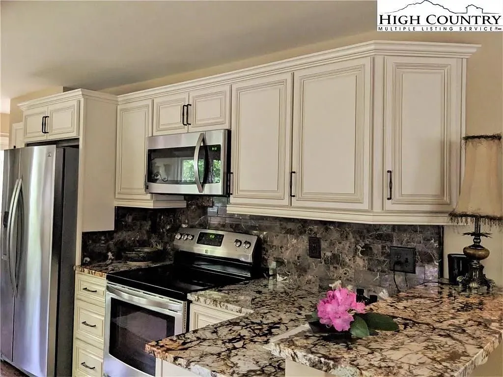 2 bed, 902 sqft, $2,000 — Photo 4