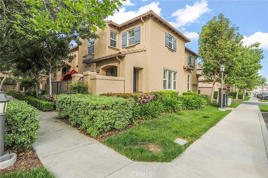 3 bed, 2.5 bath, 1491 sqft, $4,500 — Photo 1