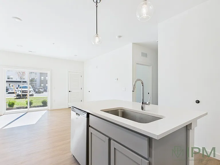 98 Penn Place — Photo 37