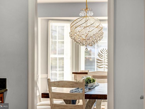 5th image of 2067 Woodford Rd