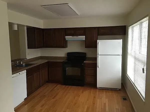 4 bed, 3.5 bath, 2200 sqft, $2,600 — Photo 2