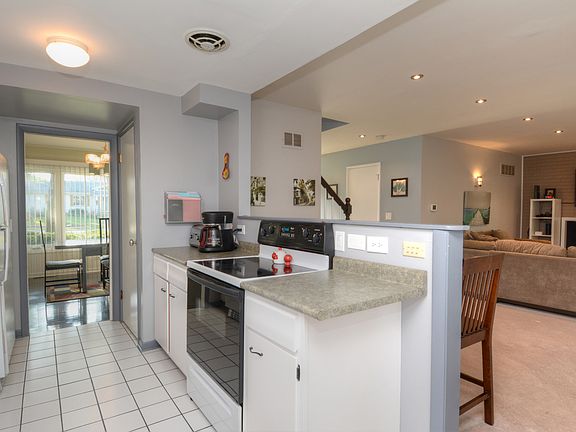 5th image of 21 N Regency Dr W