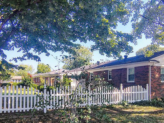4th image of 1109 Foster St