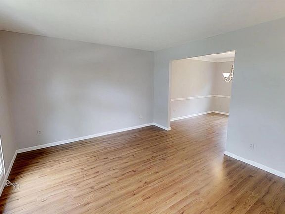 5th image of 8950 Edgeridge Dr
