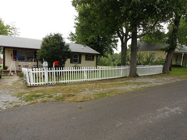 2nd image of 270 Manitou Loop