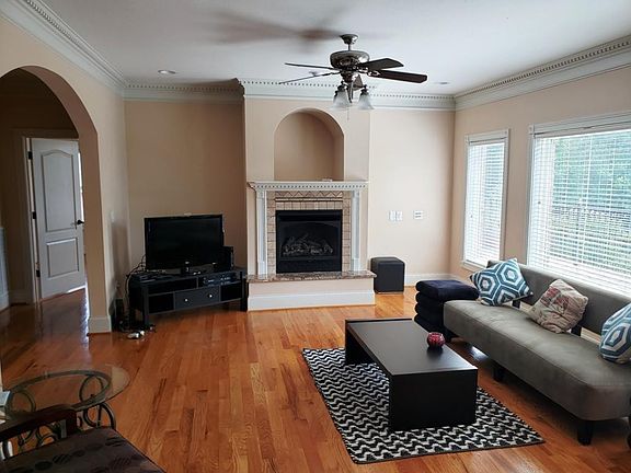 4th image of 1915 Millbrook Dr