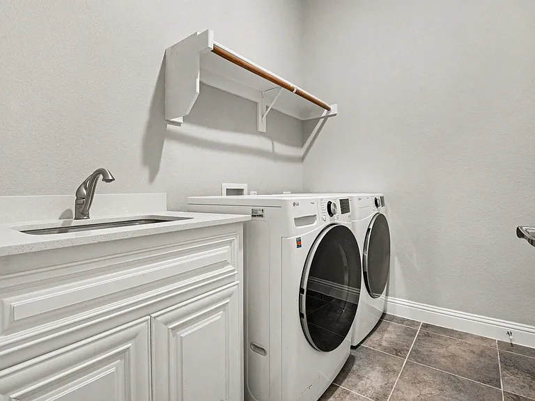 3323 Royal Ridge Dr — Photo 32