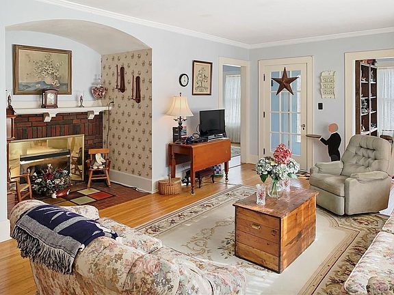 2nd image of 102 Durland Pl