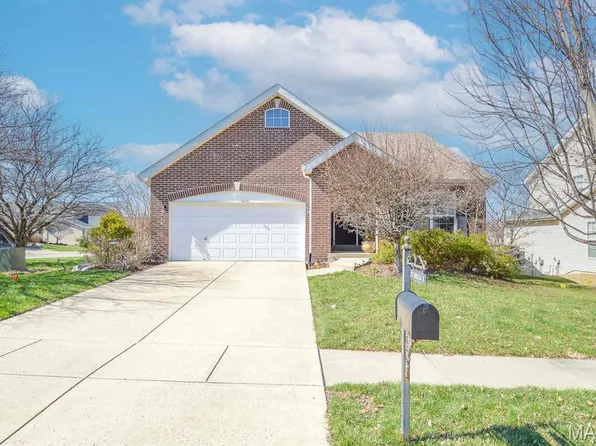 2250 Amberleigh Dr, Maryville, IL 62062