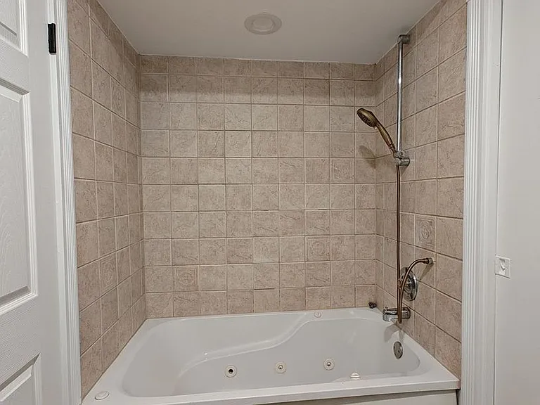 Grand Park Apartments — Photo 41