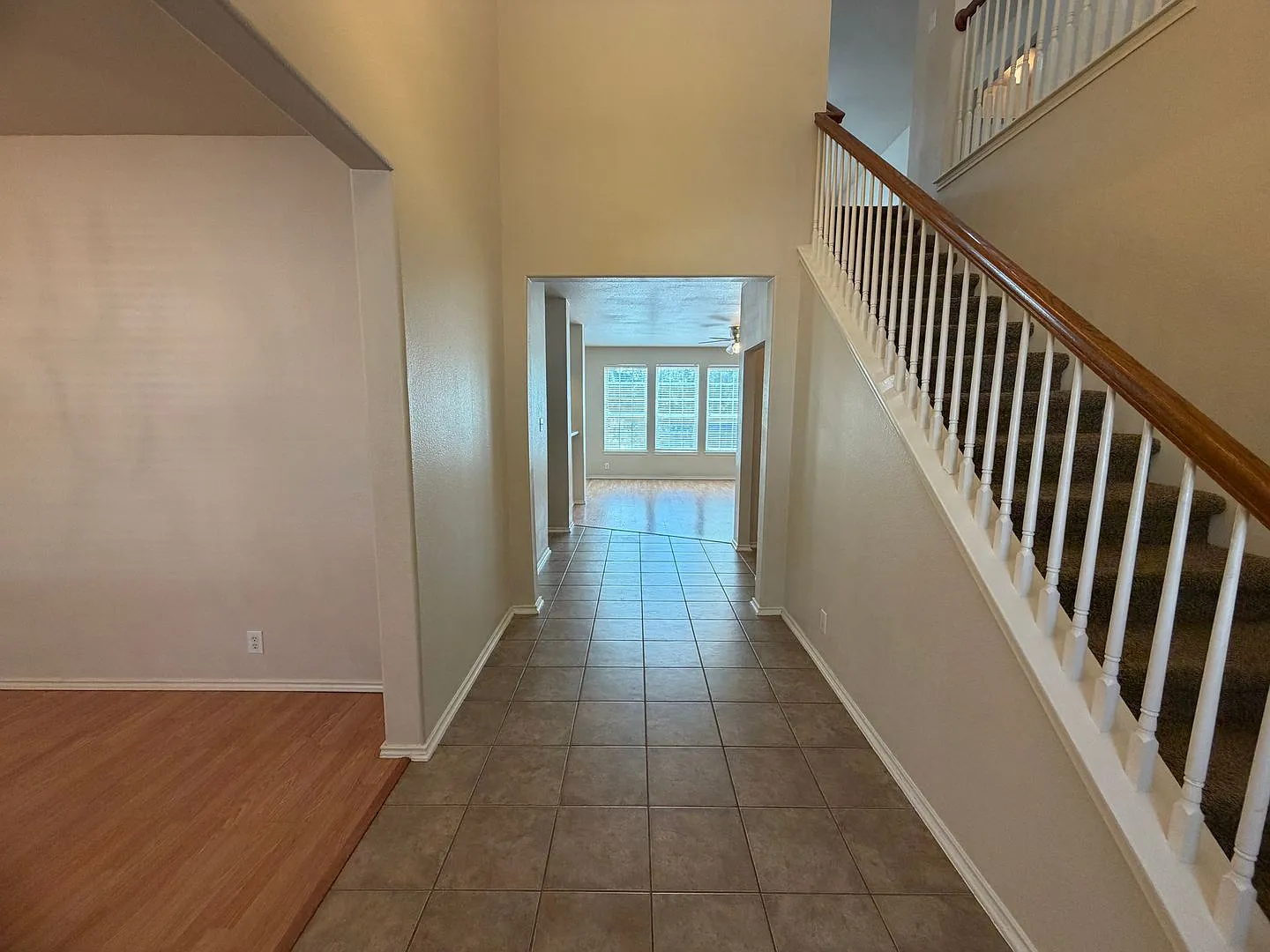 Spacious 5/3.5 Home- Move In Ready! — Photo 2