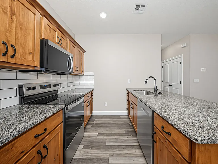 1704 Kenneth Dr — Photo 9