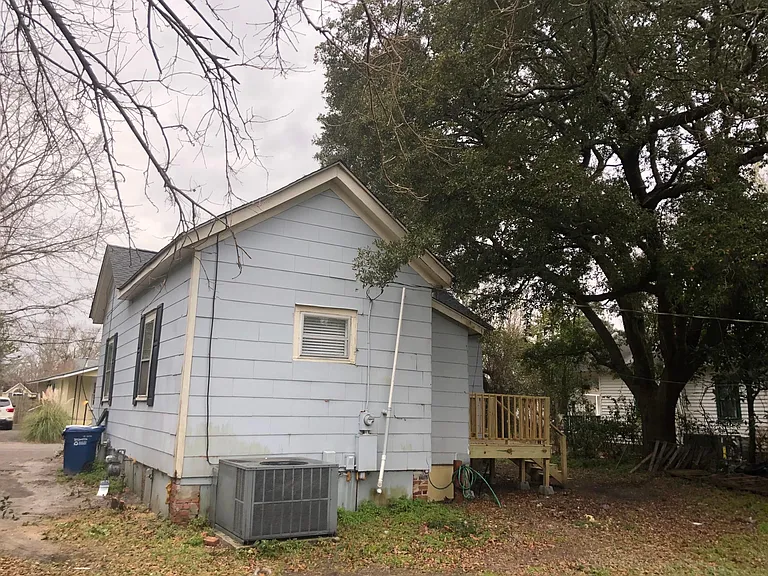 1933 Moss St — Photo 9