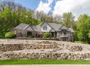 825 Country Club Ln, Onalaska, WI 54650