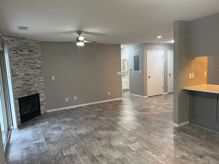 1050 Minns Dr — Photo 5