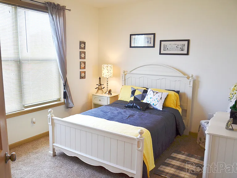 Ivy Ridge Apartments & Townhomes — Photo 11
