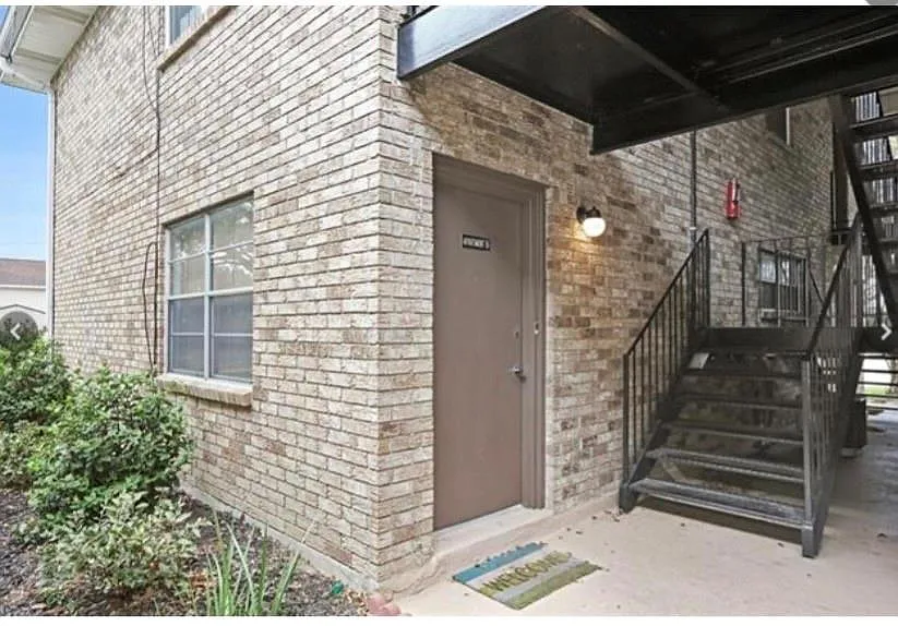 Building Photo - 4401 Yale St #B