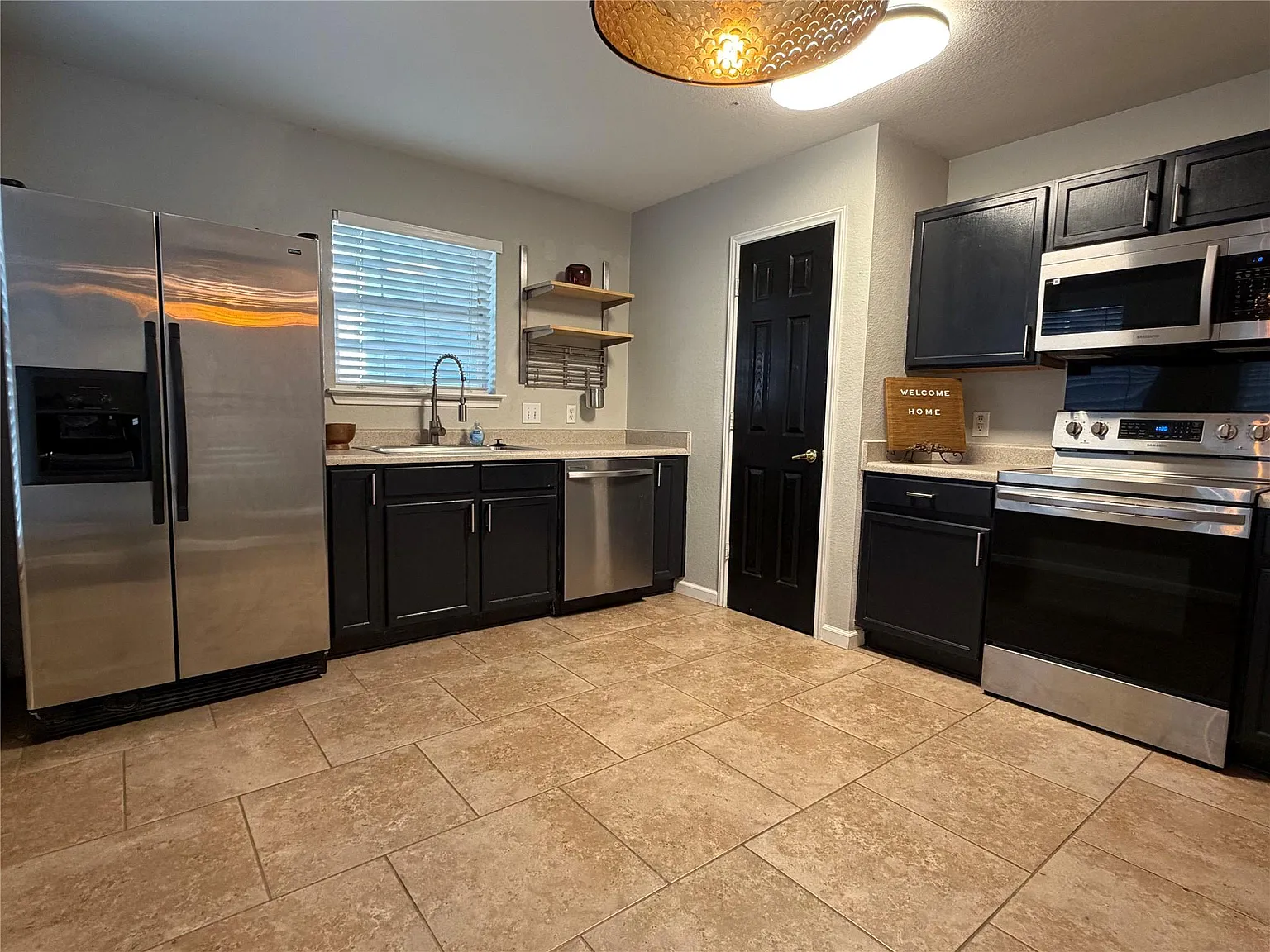 4 bed, 2.5 bath, 1660 sqft, $1,900 — Photo 2