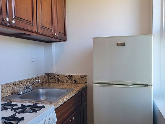 4th image of 44 Garden Pl APT 2