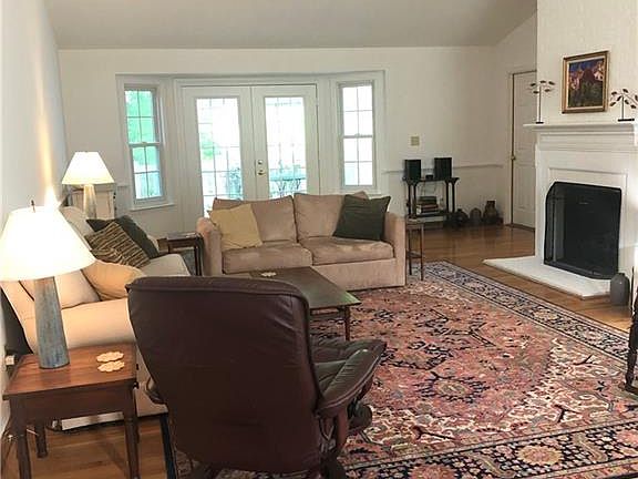 3rd image of 3012 E Tiverton
