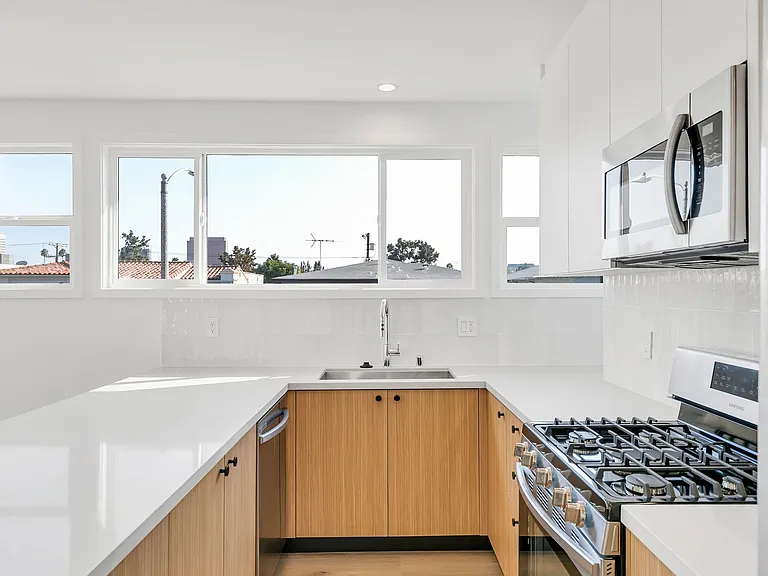 8355 Blackburn Ave — Photo 12