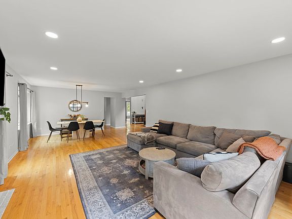 5th image of 528 W Evergreen St