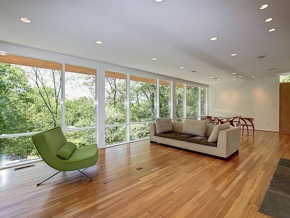 4th image of 2212 Whiteoaks Dr