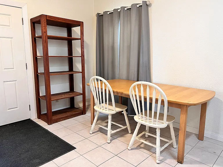 1827 Gardenia Ave #B — Photo 7