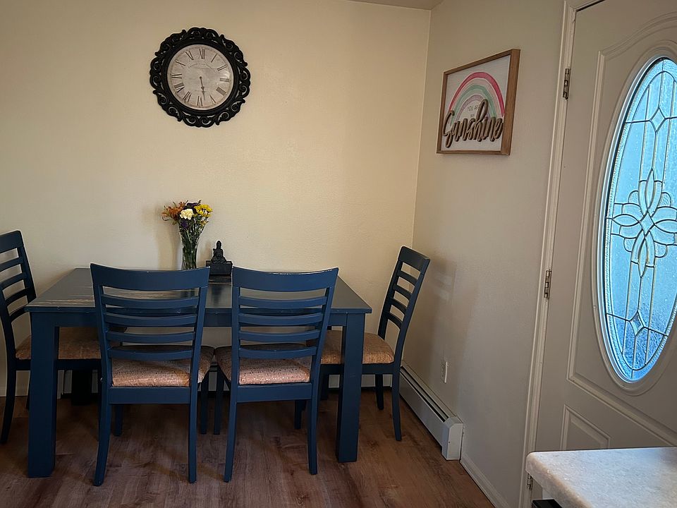 Main Floor:
Dining area adjacent to the kitchen.